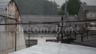 雨滴从亭子的屋顶落下，雨滴流下来，特写